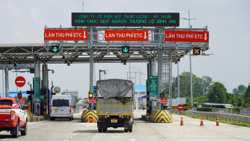 Lùi xe tại trạm thu phí trên cao tốc để xử lý sự cố có bị phạt nguội?